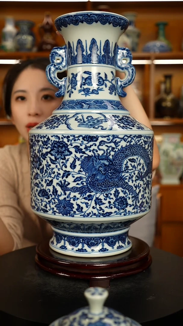 仿清瓷青花缠枝龙纹双耳赏瓶一只
