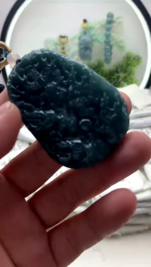 翡翠未镶嵌颈饰九龙