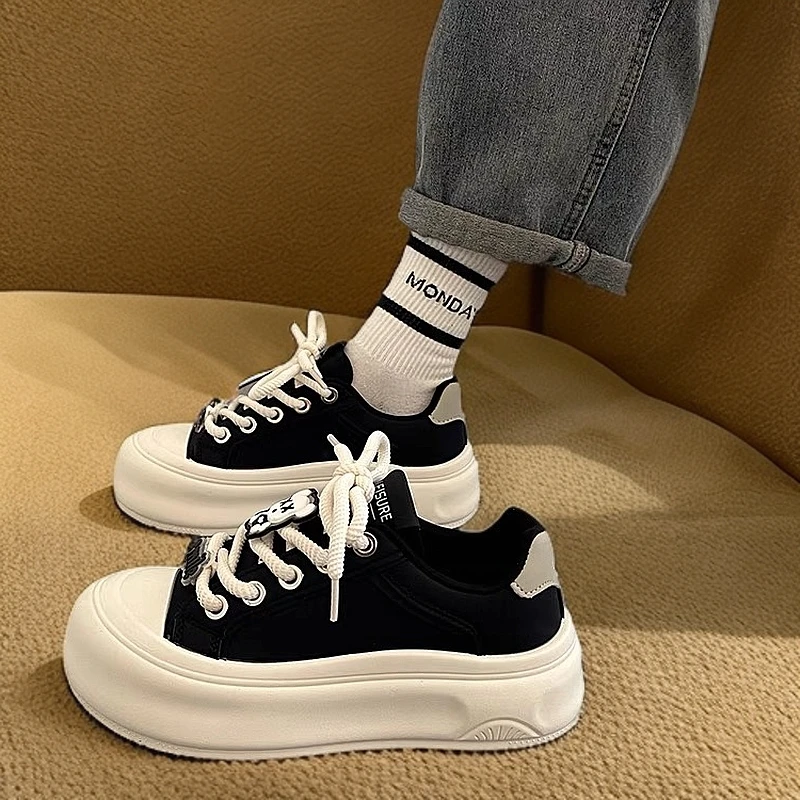 爆款百搭小白鞋厚底板鞋女设计感小众2025新款春秋超火休闲运动鞋