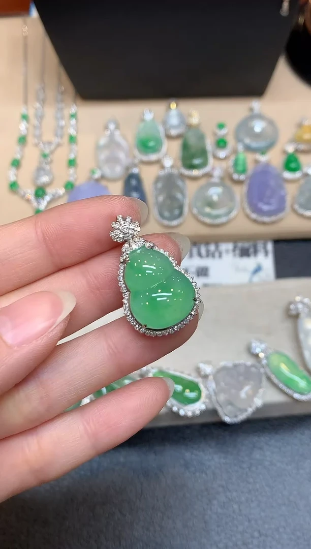 吊坠(不含链)18K金镶嵌翡翠葫芦【无服务费