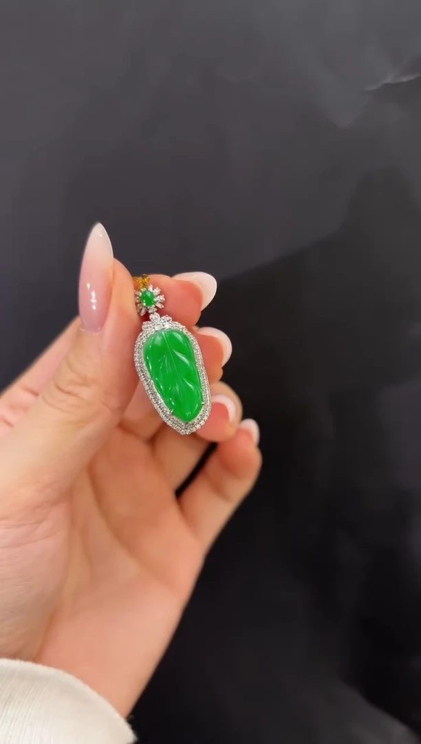 吊坠(不含链)18K金镶嵌翡翠玉叶吊坠多人不退不换