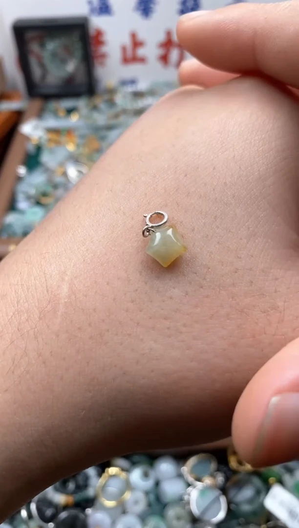 【闪购商品】翡翠颈饰未镶嵌哥哥