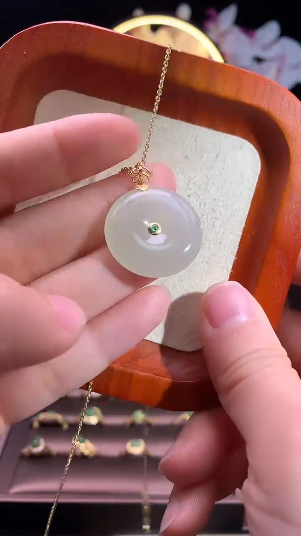 吊坠(赠链)18K金镶嵌和田玉冰晴平安扣