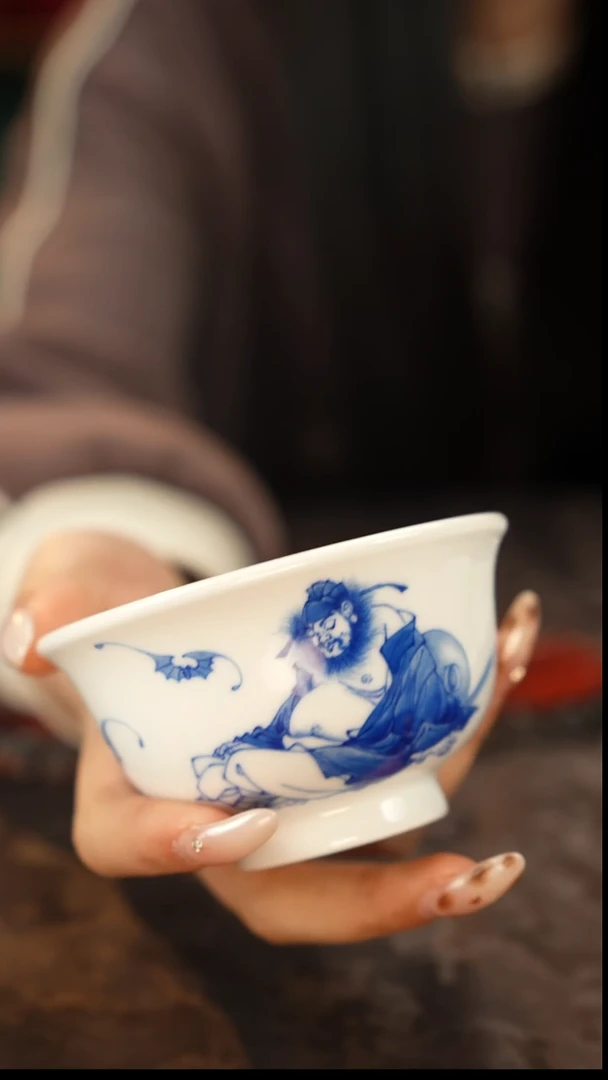 青花手绘人物主人杯