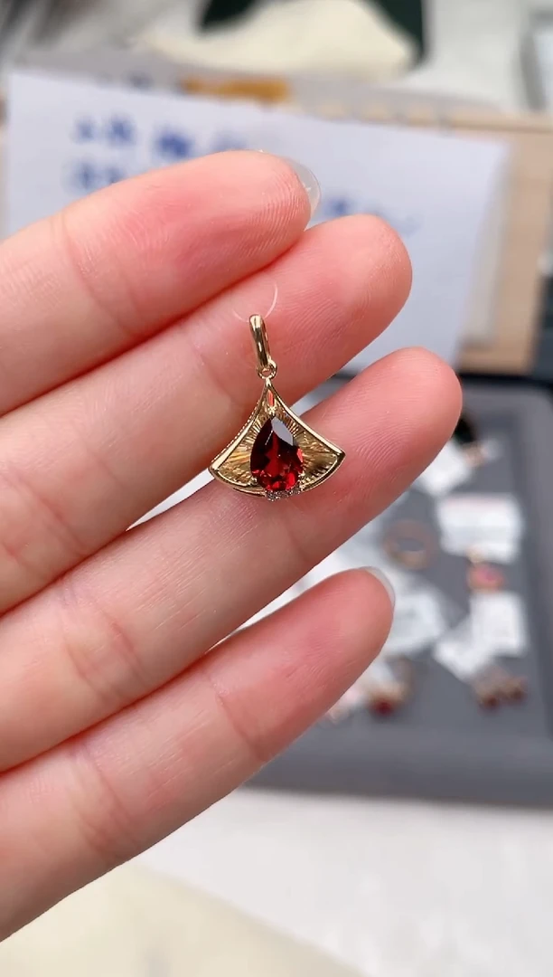 18K金镶嵌颈饰石榴石高货