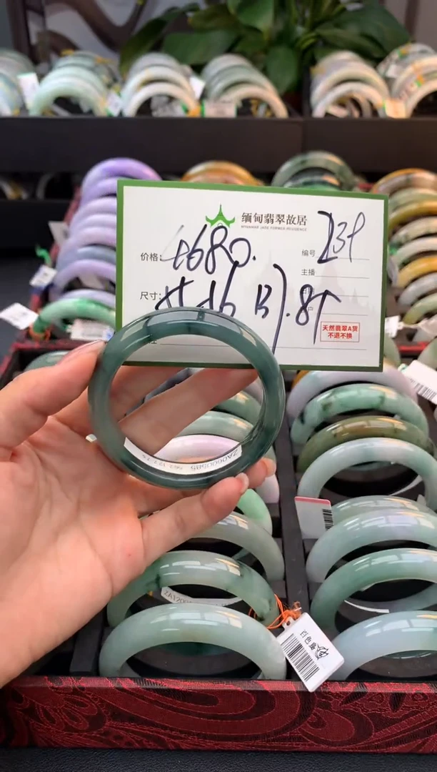 未镶嵌定制翡翠毛货需精细抛光+多人