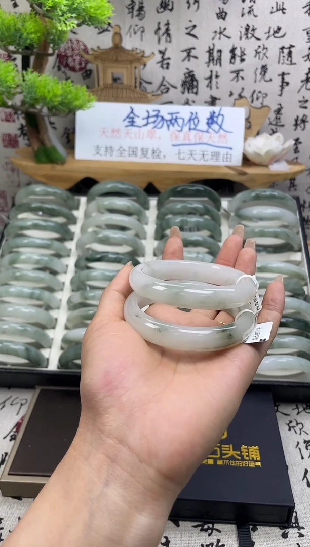 石英质玉（天山翠）手镯未镶嵌670