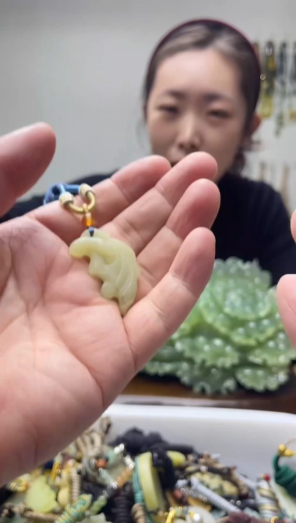 未镶嵌岫玉颈饰·