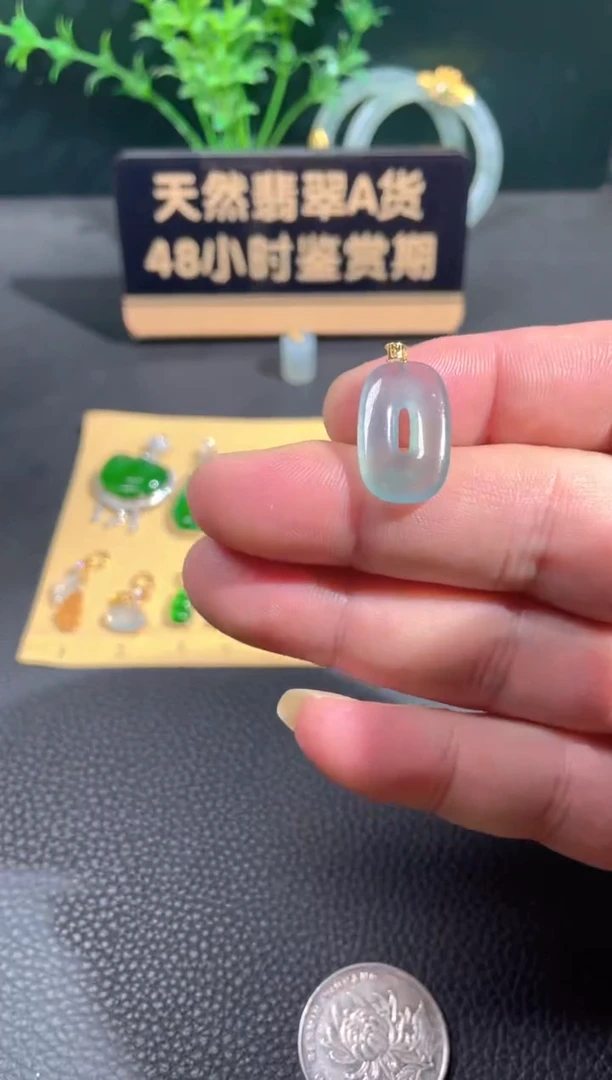 翡翠18K金镶嵌颈饰翡翠