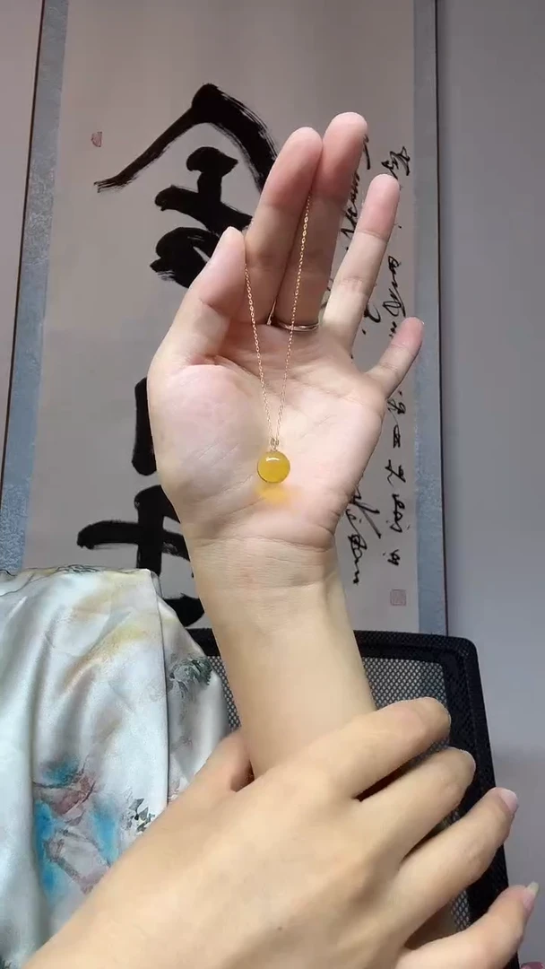琥珀吊坠(不含链)18K金镶嵌金蓝珀珠子卡11