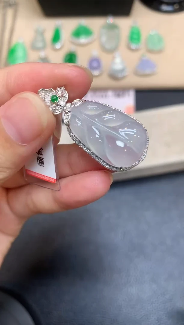 颈饰18K金镶嵌翡翠树叶【无服务费