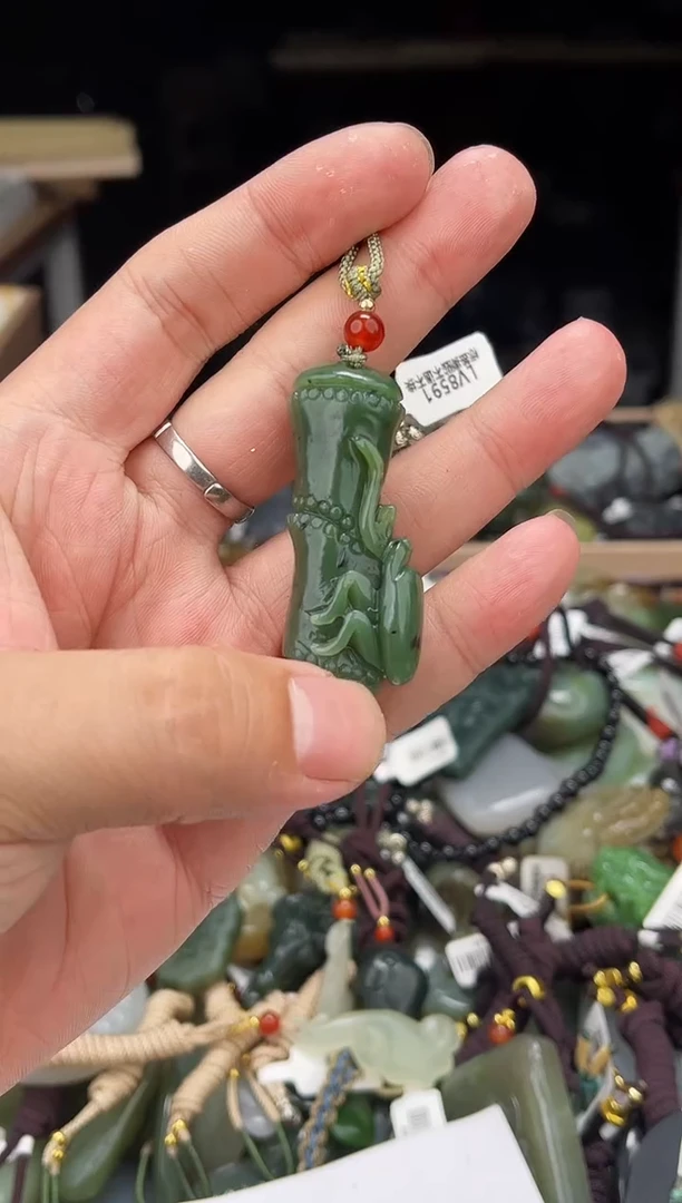 颈饰未镶嵌和田玉1