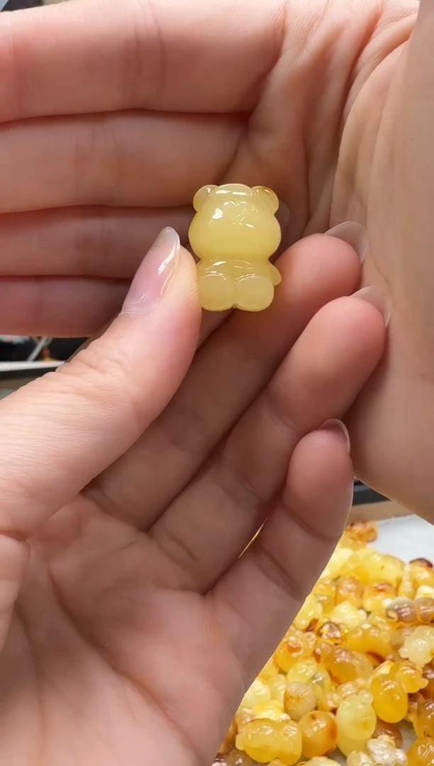 未镶嵌颈饰琥珀如图