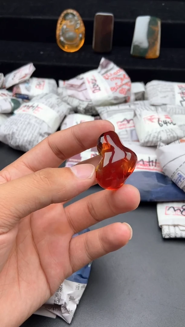 琥珀颈饰未镶嵌血珀随形