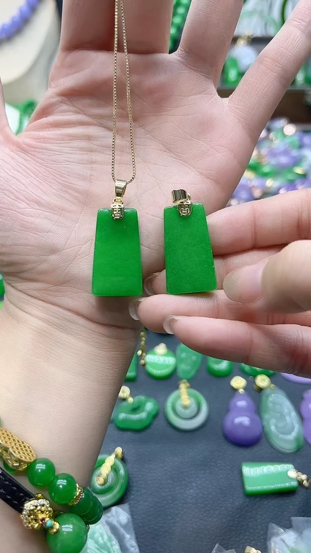 吊坠(赠链)14K金镶嵌翡翠梯形无事牌裸