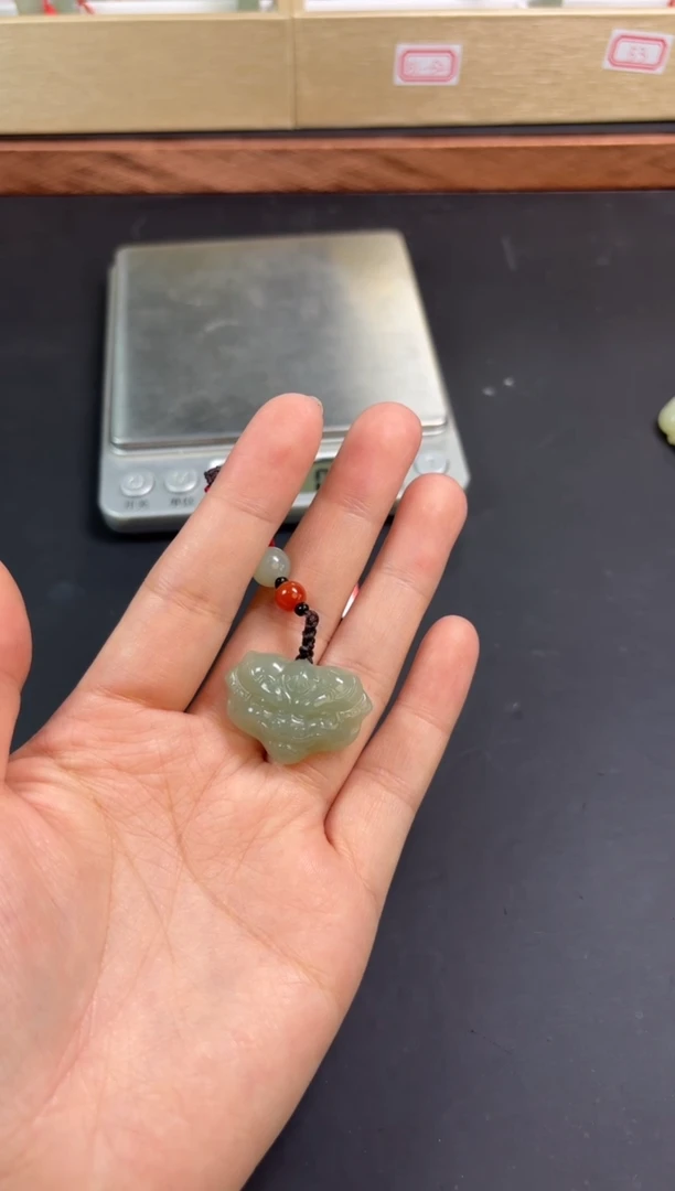【闪购商品】和田玉吊坠(赠链)未镶嵌且末微色差近矿吊坠