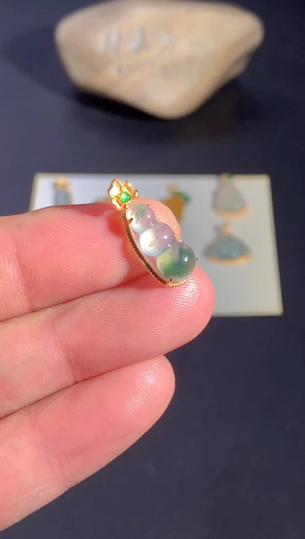 颈饰18K金镶嵌翡翠