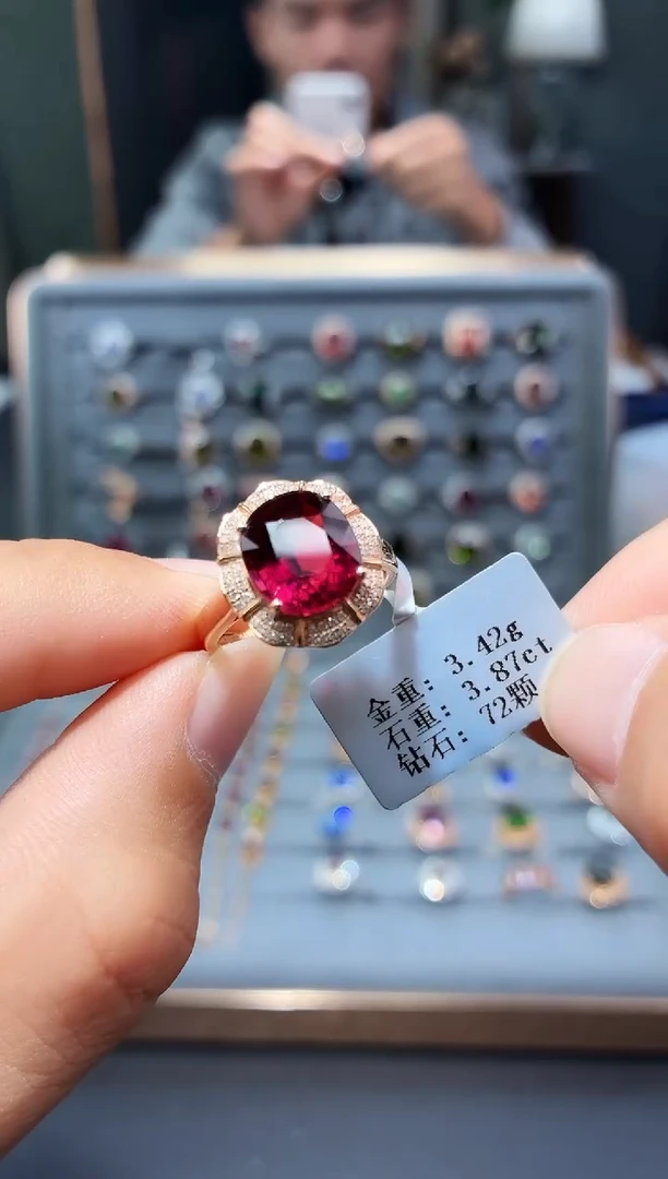 18K金镶嵌戒指坦桑石3.87.