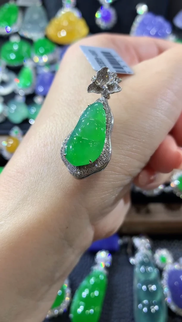 吊坠(不含链)18K金镶嵌翡翠C75