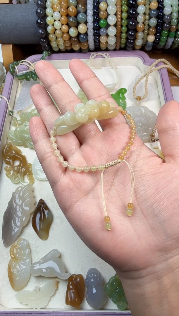 颈饰未镶嵌和田玉圆**蹲莲花手牌