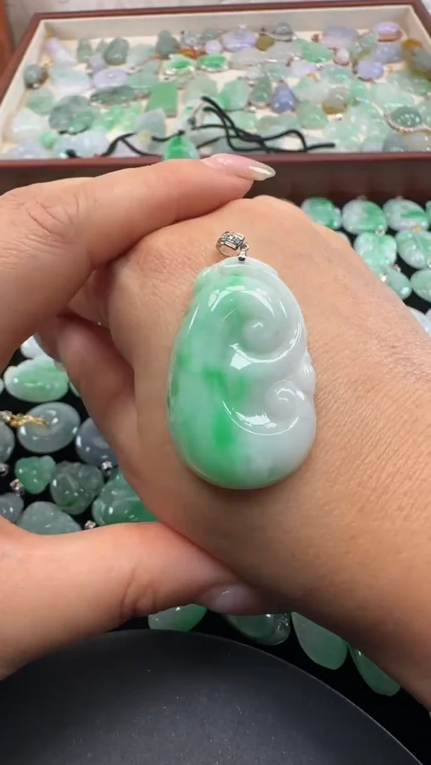 吊坠(不含链)18K金镶嵌翡翠如意