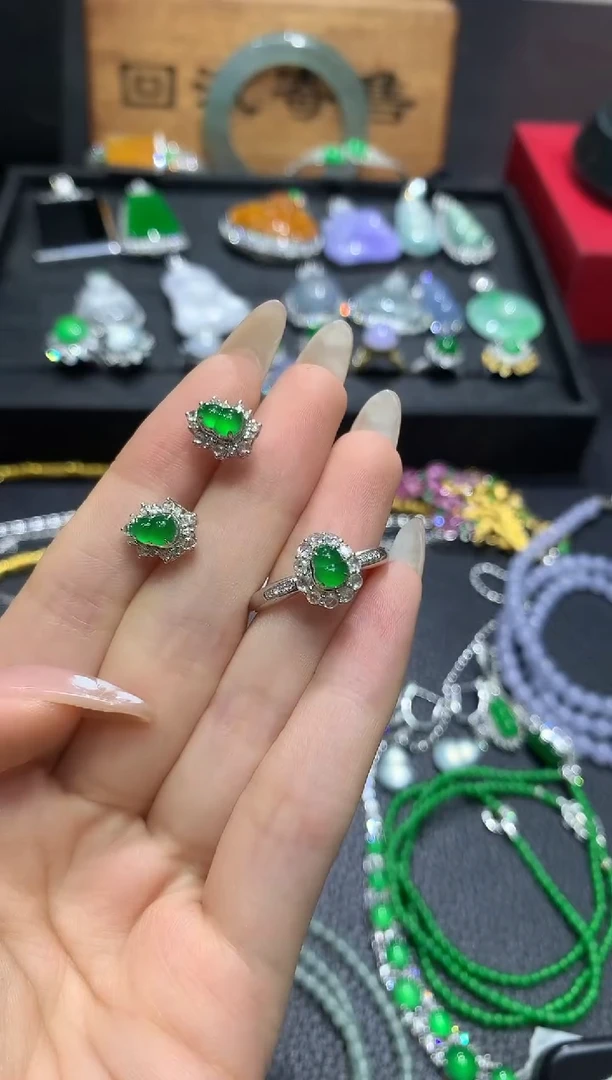 18K金镶嵌戒指翡翠50团购买断