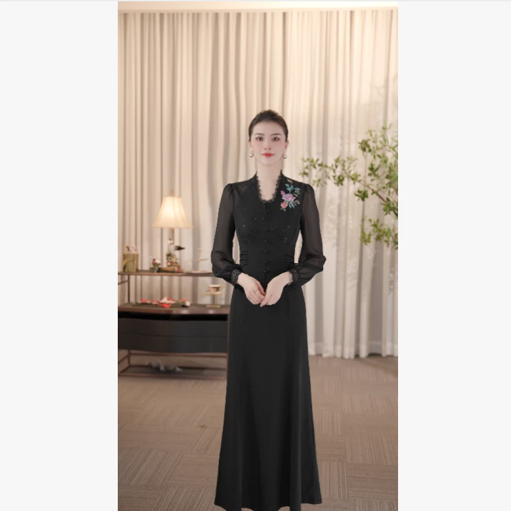 SUSSI古色丨“繁星”黑色花边V领贴花灯笼袖中长款高腰连衣裙