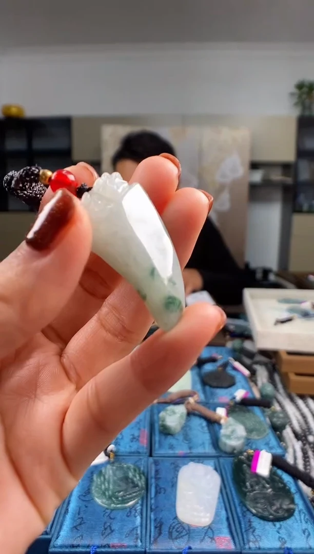 颈饰未镶嵌翡翠  多样性发其一