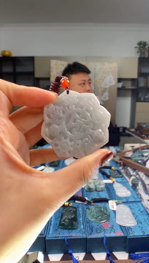 颈饰未镶嵌翡翠  多样性发其一