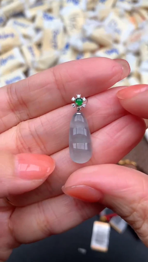 18K金镶嵌挂件翡翠—