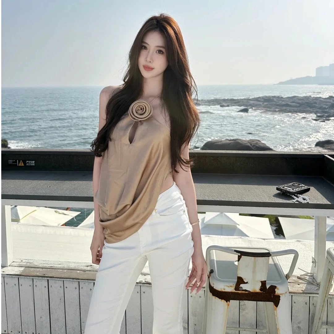 【漂亮姐姐】2025夏新款复古立体花朵挂脖设计感小上衣女配修身长裤