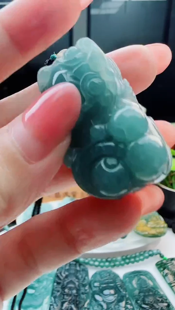 翡翠未镶嵌颈饰多样性发货其中一件