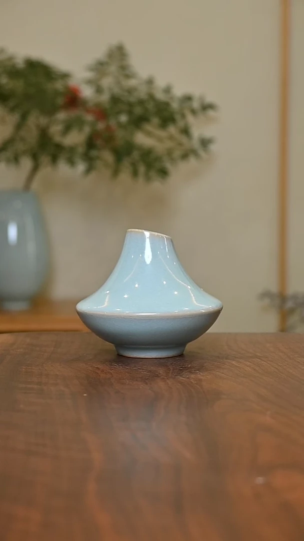 天青釉 青山瓶 微瑕 无款 高10cm