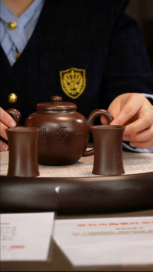 茶壶紫砂K****y【程辉】紫泥一家亲   350CC