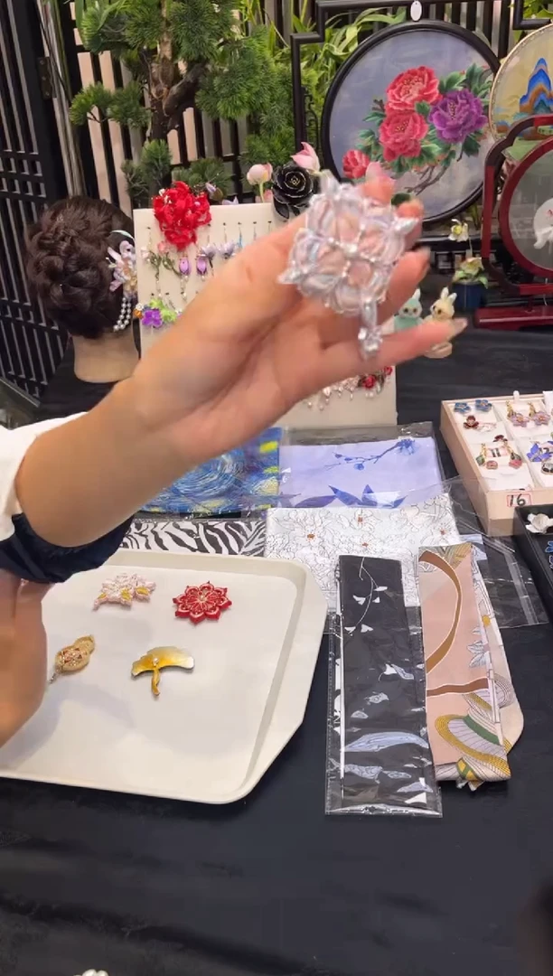 织绣喝****╯非遗绒花苏绣饰品