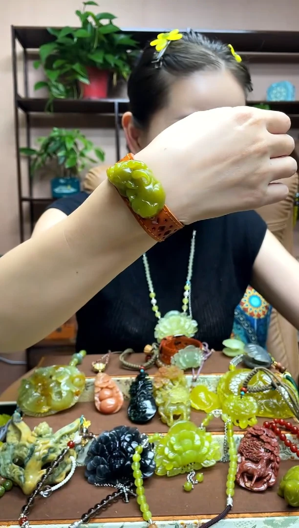未镶嵌岫玉颈饰多样性发货发其中之一