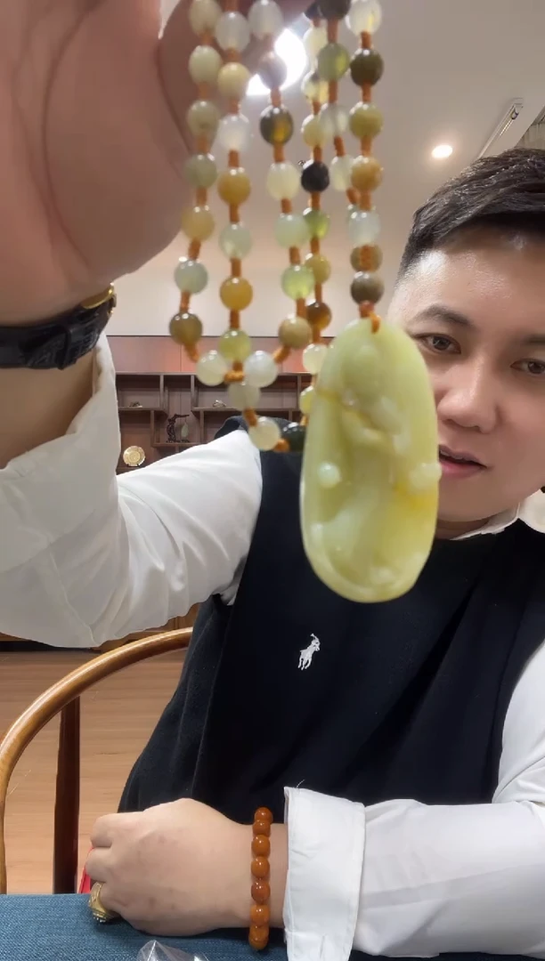 未镶嵌蛇纹石玉颈饰1
