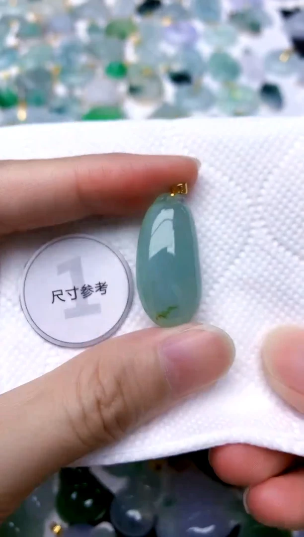 颈饰18K金镶嵌翡翠天然A货翡翠