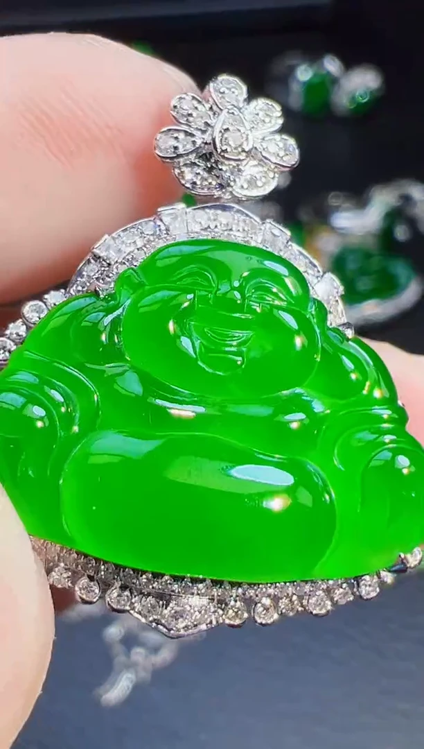 颈饰18K金镶嵌翡翠小*瓶翡翠