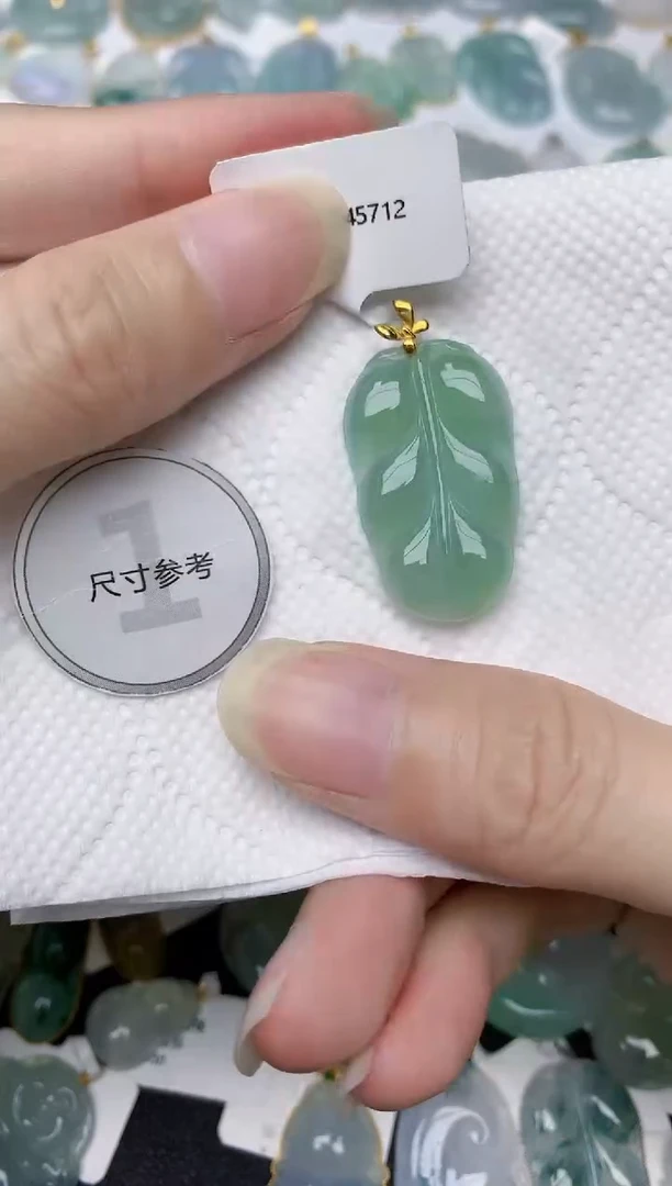 翡翠18K金镶嵌颈饰天然A货翡翠