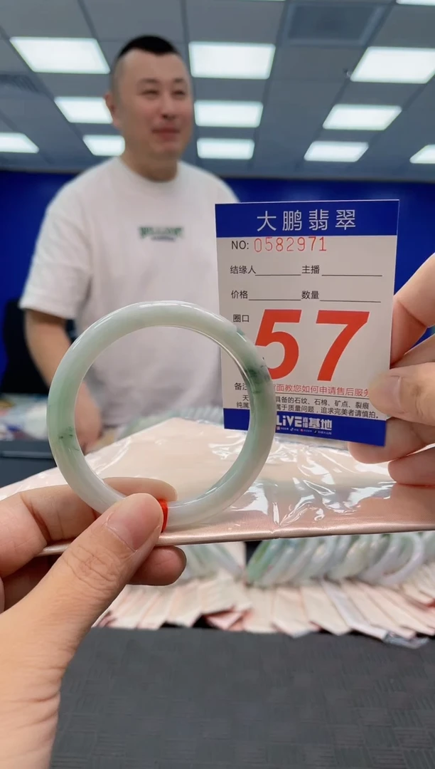 翡翠手镯未镶嵌AAAAAAAA