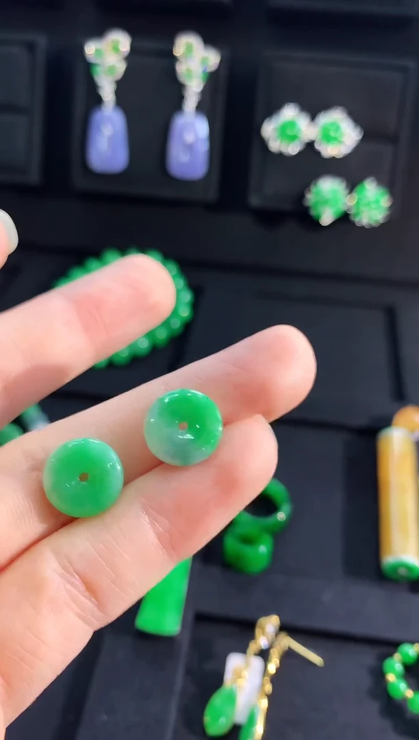 【闪购商品】翡翠吊坠(不含链)未镶嵌吊坠（多样性发货发一个，微瑕）