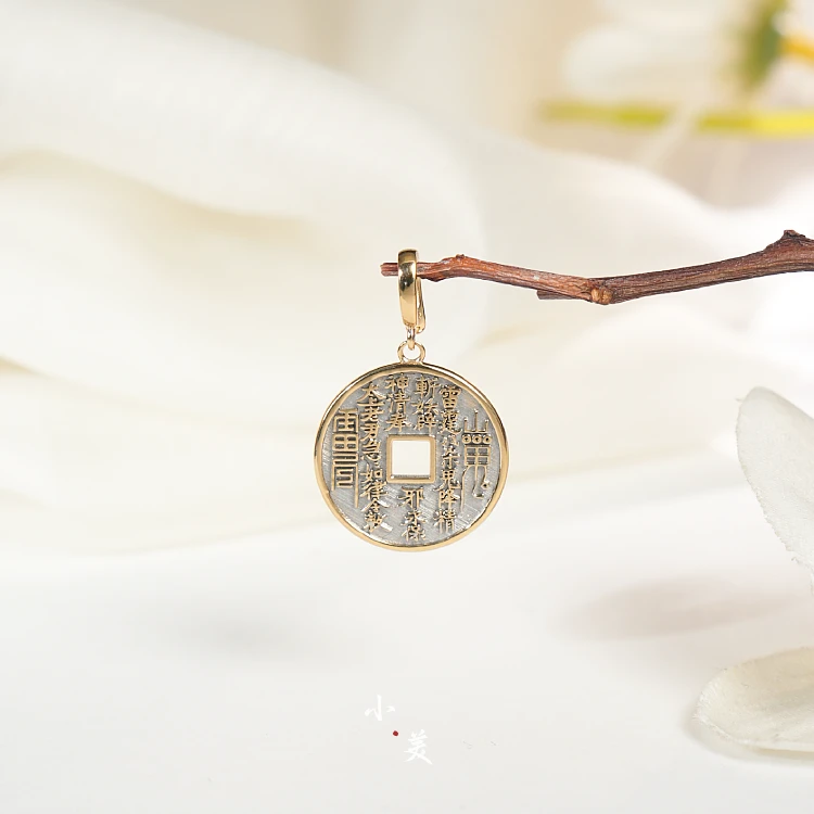 18K金双色山鬼花钱万能扣吊坠 G80011