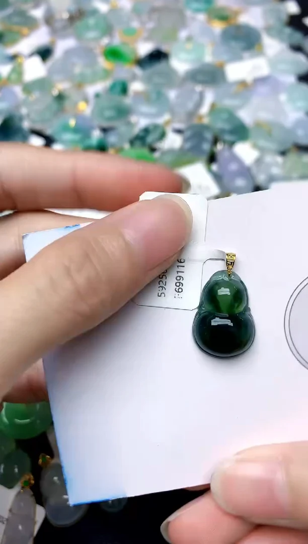 颈饰18K金镶嵌翡翠天然A货翡翠