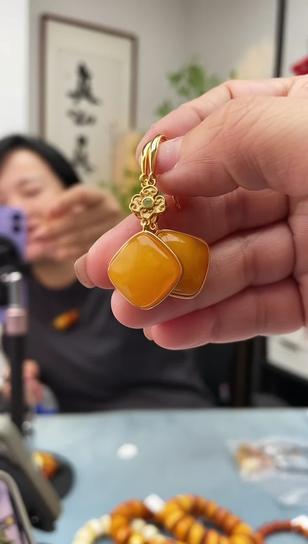 未镶嵌琥珀珠宝奇石发一件