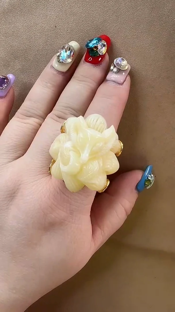 未镶嵌颈饰琥珀戒指