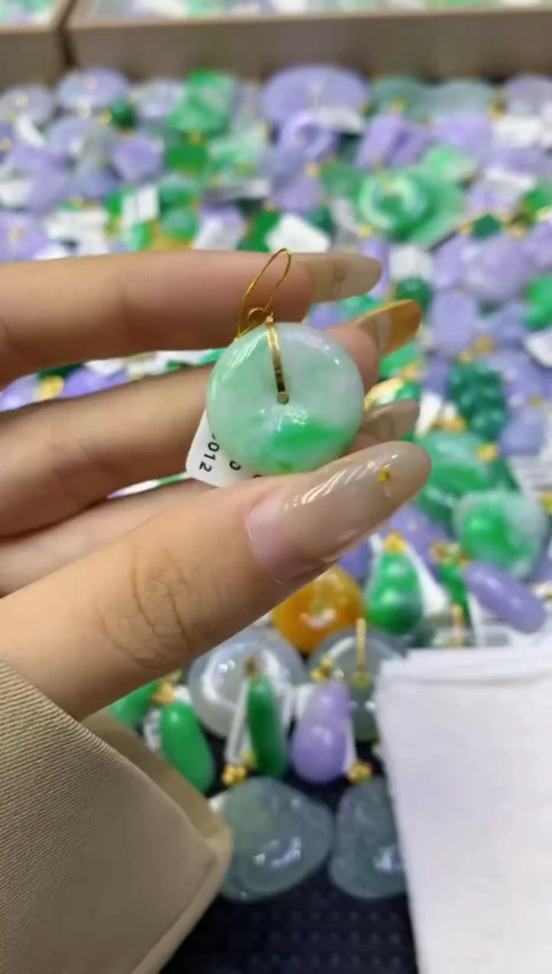 颈饰18K金镶嵌翡翠天然缅甸翡翠A货