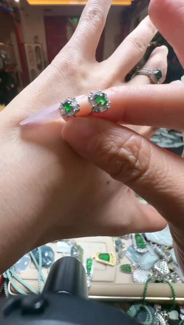 【闪购商品】翡翠吊坠(不含链)未镶嵌翡翠