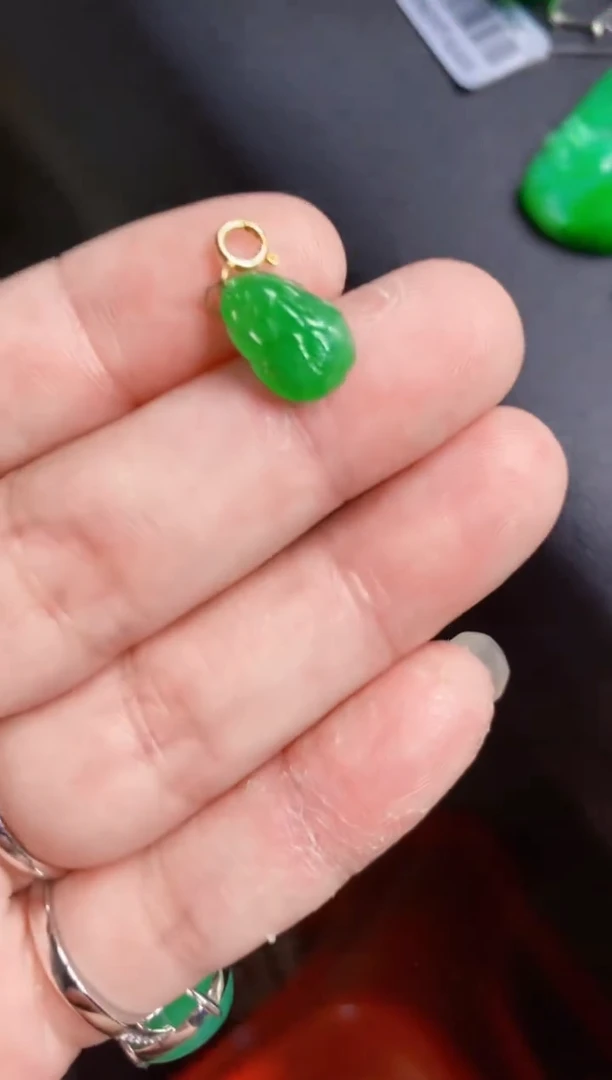 翡翠18K金镶嵌颈饰貔貅