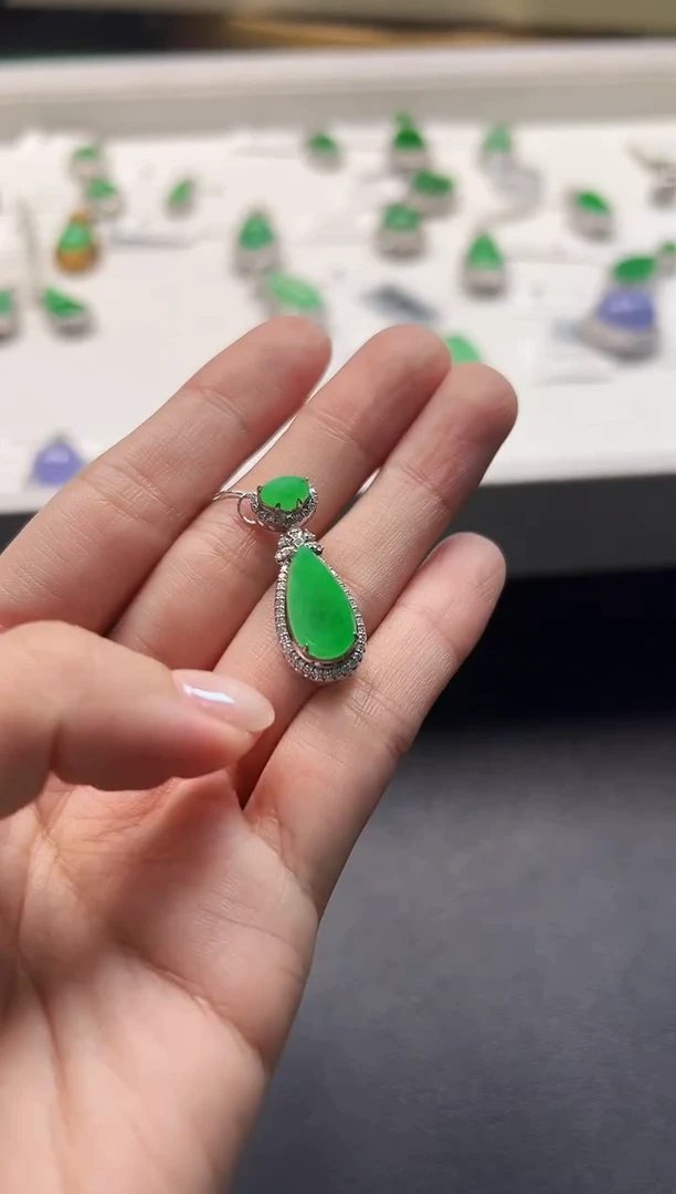 颈饰18K金镶嵌翡翠KHRX1122-012